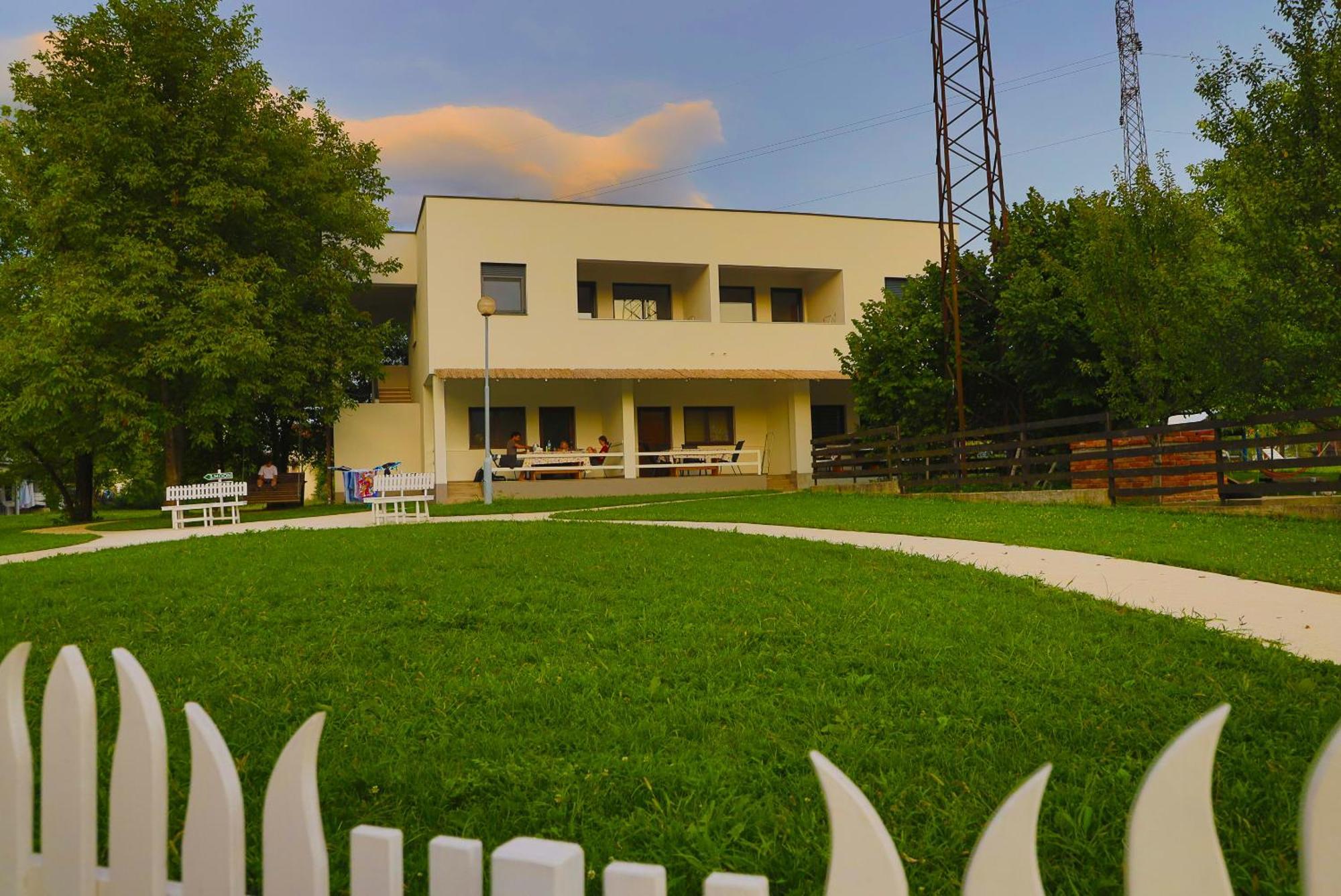 Holiday Homes Pozitiva Bihac Exterior photo
